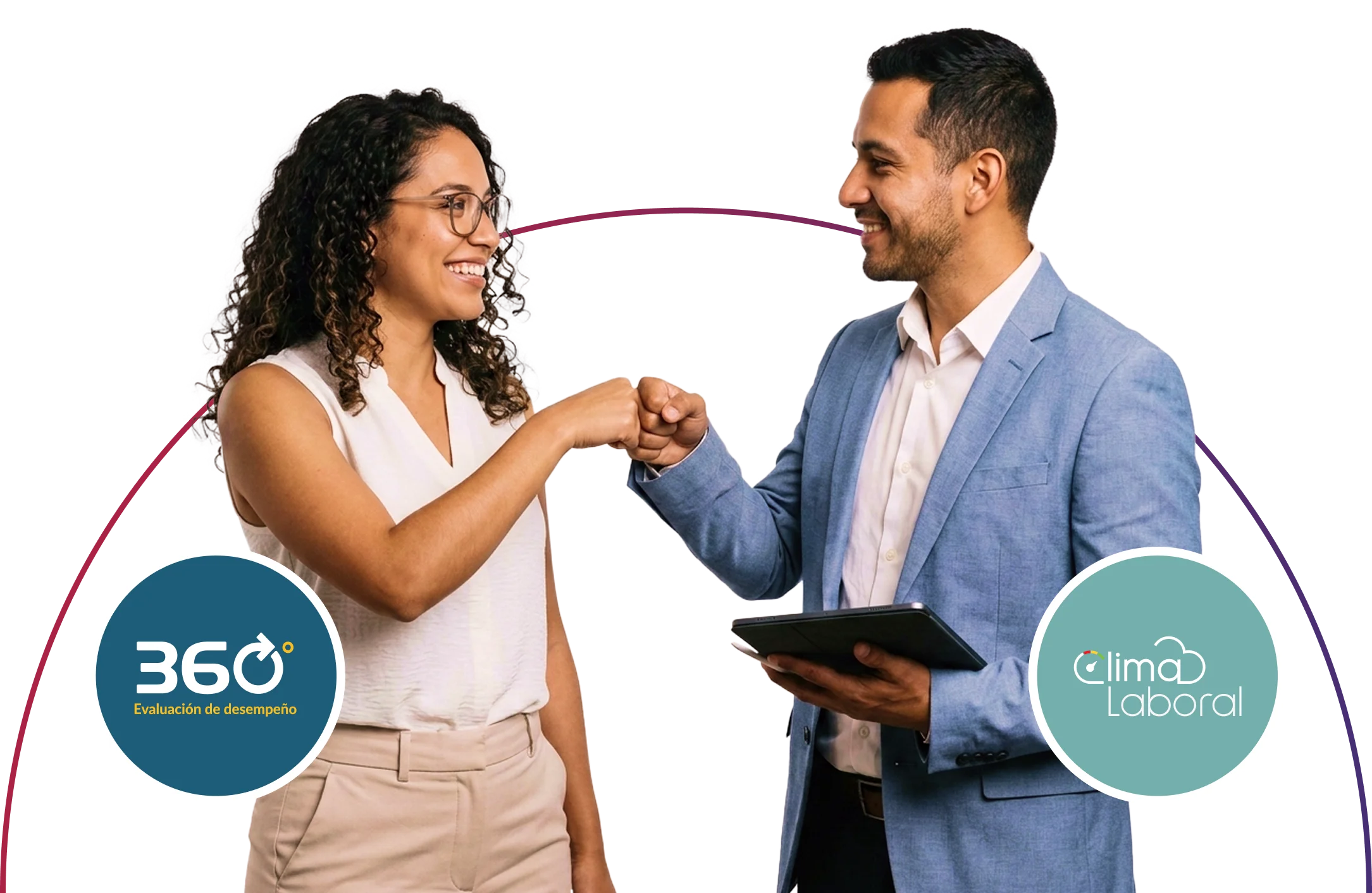 Dos colaboradores chocando los puños, con los sellos de Desempeño 360 y Clima Laboral