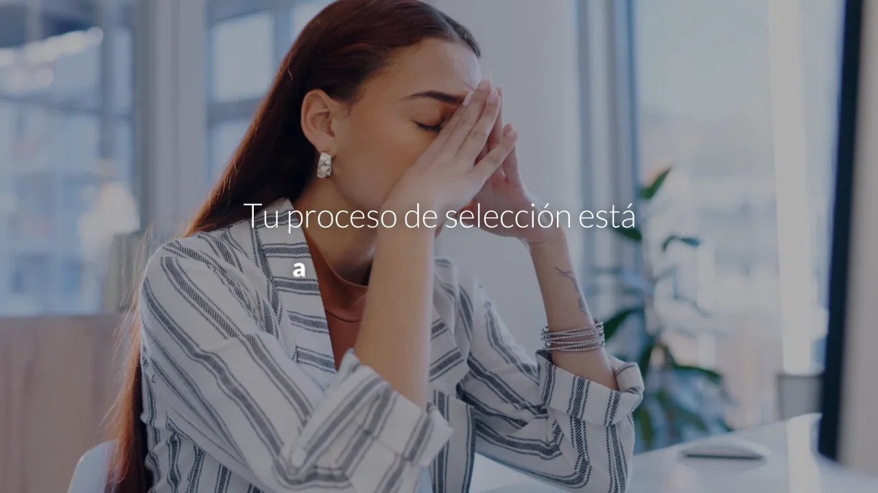 Mujer revisando su proceso de selección de personal en un escritorio